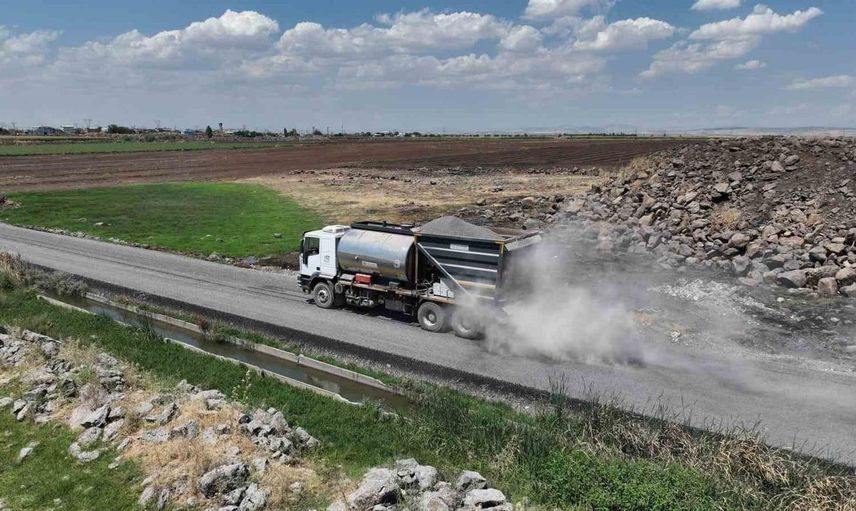 Diyarbakır'da kırsal yollara sathi kaplama çalışmaları hız kesmeden devam ediyor