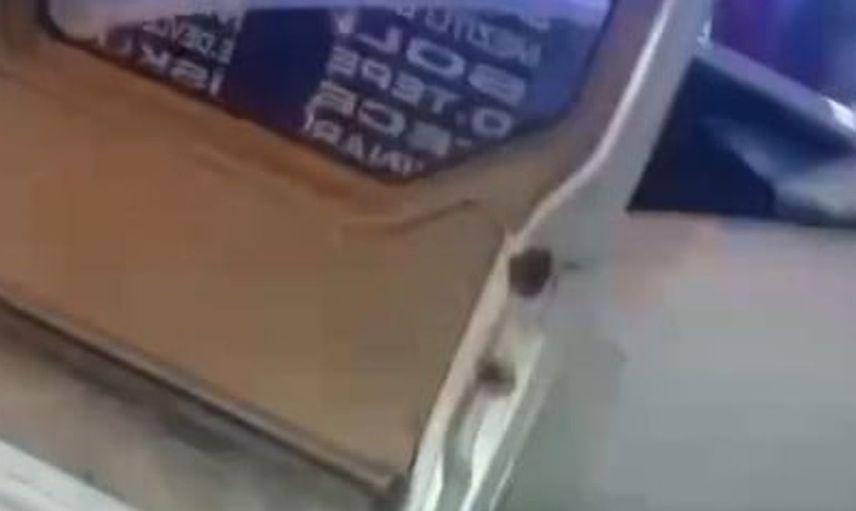Mersin'de minibüs kaza yaptı: Kapısı otomobile saplandı