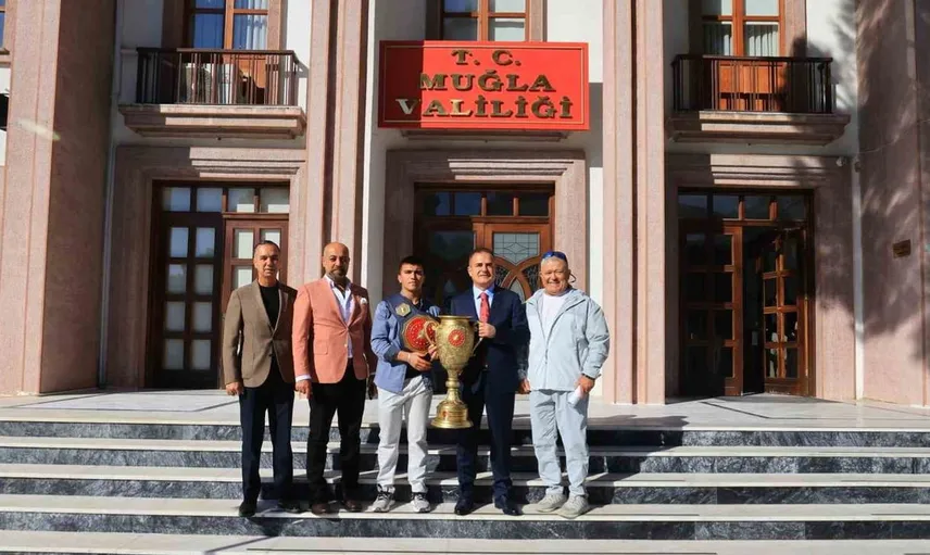 Kadir Buğra Dikik, şampiyonluk kupasını Muğla Valisi ile paylaştı