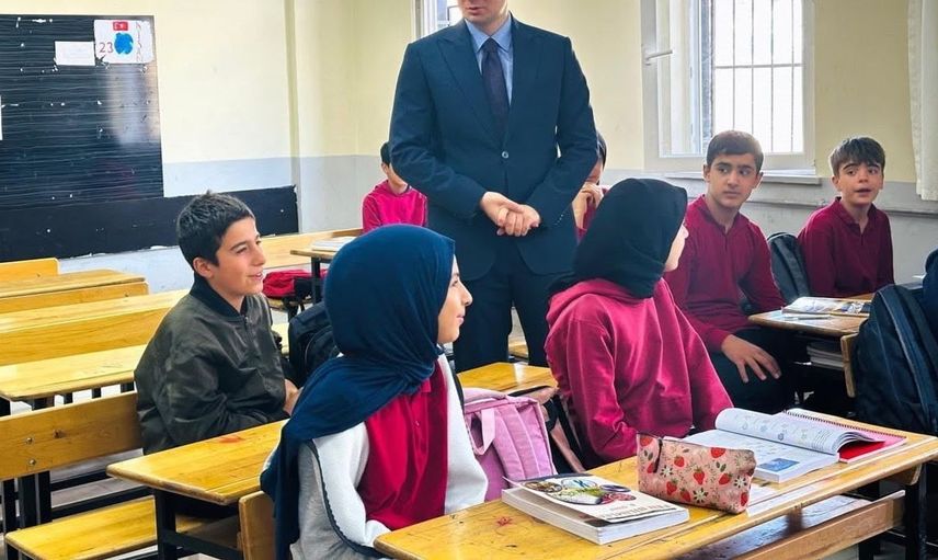 Sincik Kaymakamı Fatih Yıldız, İmam Hatip Ortaokulu’nu ziyaret etti