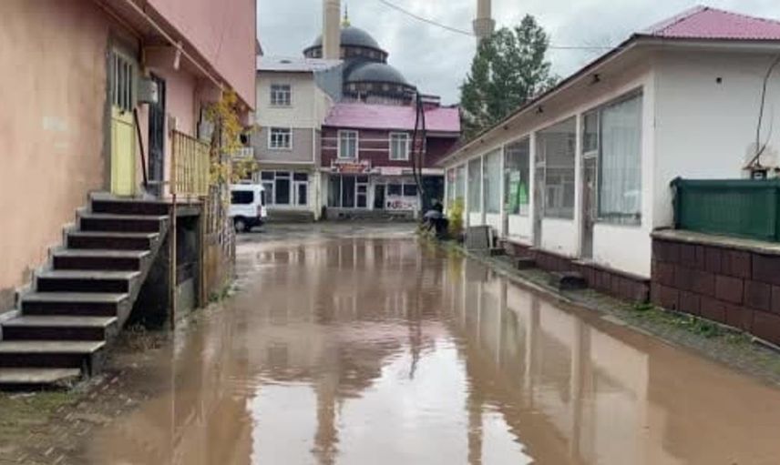 Bingöl'ün Karlıova ilçesinde sağanak sonrası sokaklar suyla doldu