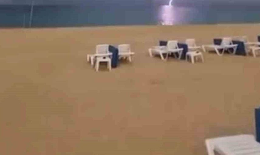 Alanya'da gök gürültüsü ve şimşekler geceyi aydınlattı