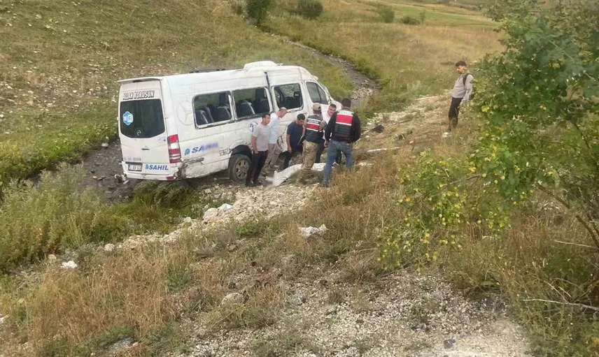 İspir'de yolcu minibüsü devrildi: 3 kişi yaralandı