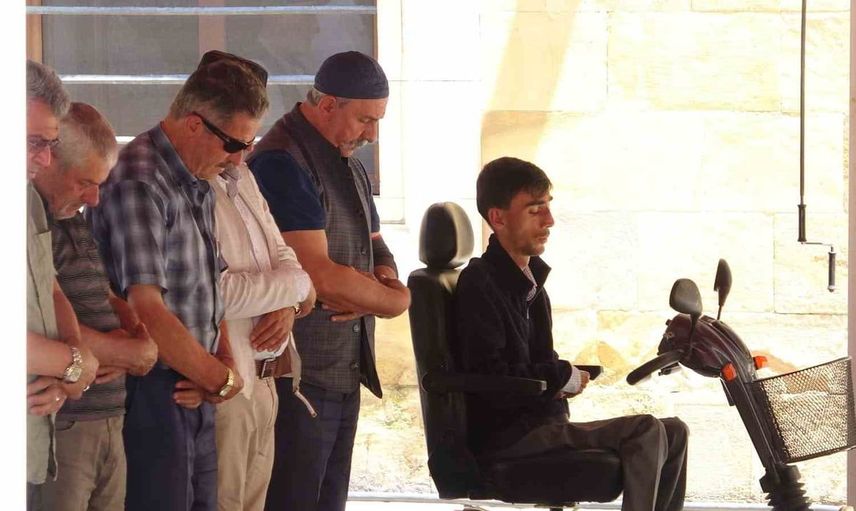 Bayburtlu genç akülü tekerlekli sandalyesiyle cemaatle saf tutuyor: Allah’ın huzuruna gitmeye hiçbir engel yoktur