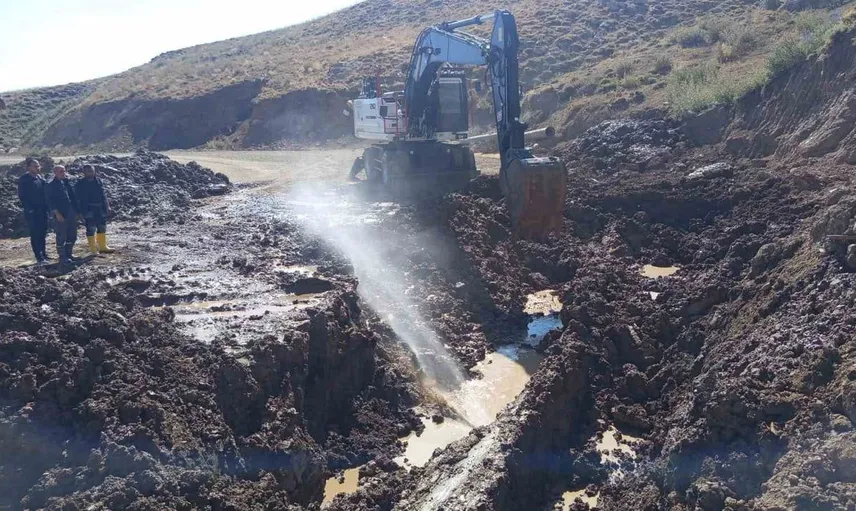 Hakkari'de zorlu hava koşullarında su hattı onarıma alındı