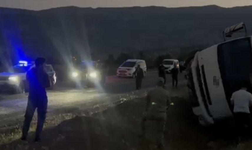 Hakkari'de kontrolü kaybeden kamyonet devrildi: Sürücü yaralı