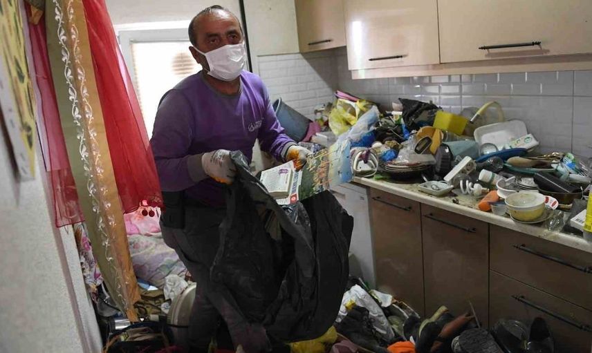 Ordu'daki kötü koku ihbarı sonrası evden dev çöp yığını çıktı