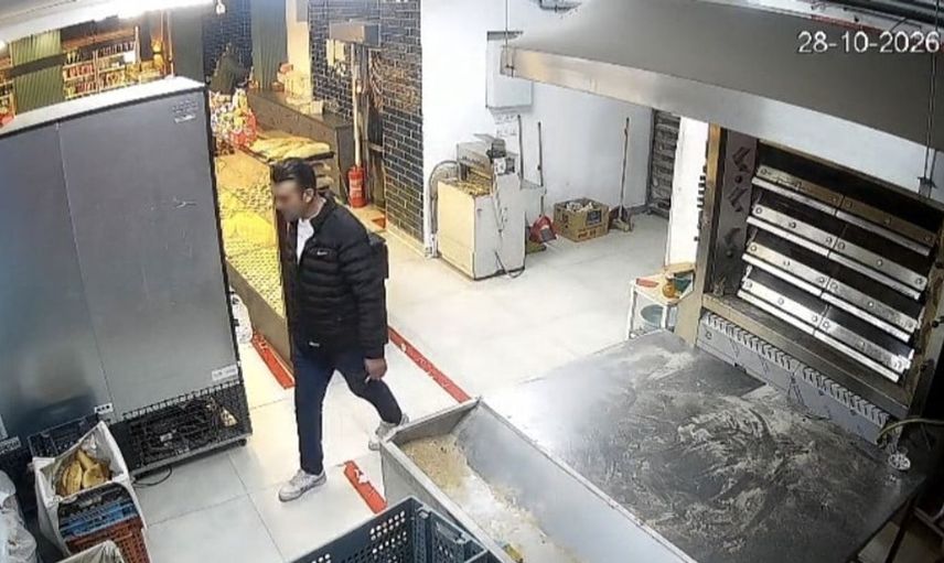 Sultangazi’de fırında müşteri kılığına girerek cep telefonunu çalan hırsız güvenlik kamerasında