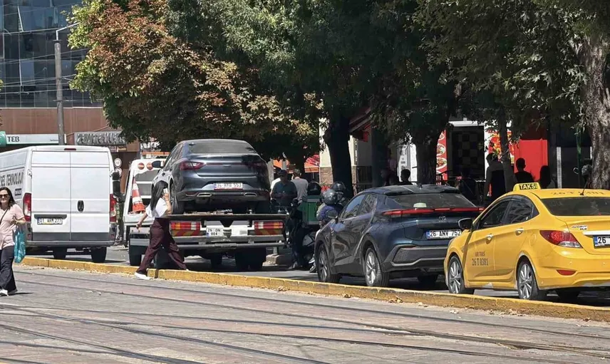Hatalı park nedeniyle trafik durma noktasına geldi