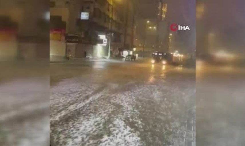 Mekke'de fırtına ve yağmur altında ibadet devam etti