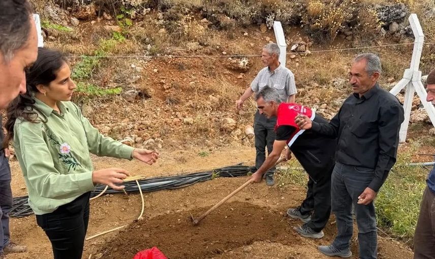 Çelikhan'da tarımsal çeşitlilik için salep yumrusu dağıtımı yapıldı