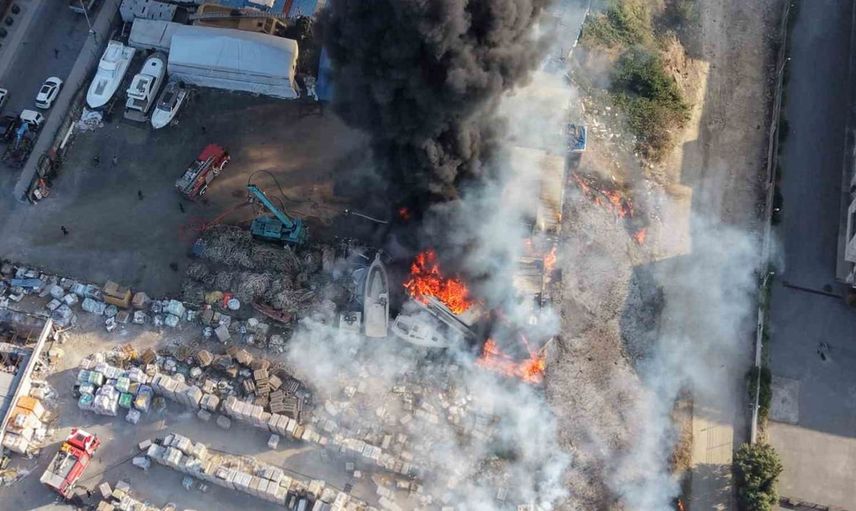 Tuzla'da otluk alanda çıkan yangın teknelere sıçradı