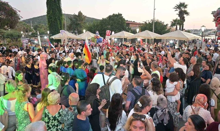 Çeşme'de uluslararası halk dansları şöleni renkli anlarla doldu