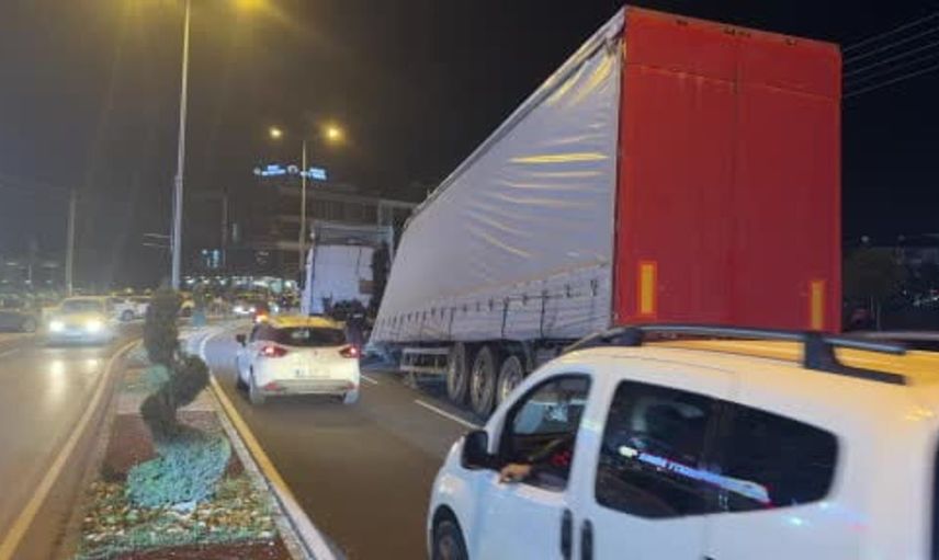 Düzce'de tırın dorsesi devrildi: Araç sahipleri büyük tehlikeyi atlattı