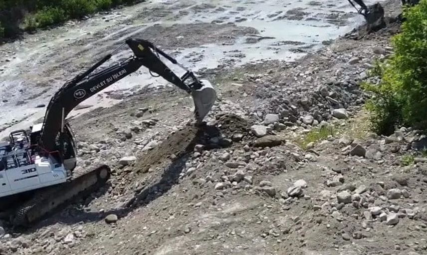 Sinop'ta muhtemel sel ve taşkınlara karşı dere ıslahı çalışmaları devam ediyor