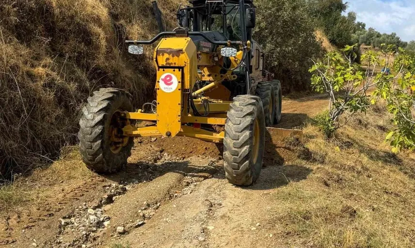 Efeler'de sağanak sonrası mahalle yolları yeniden trafiğe açıldı