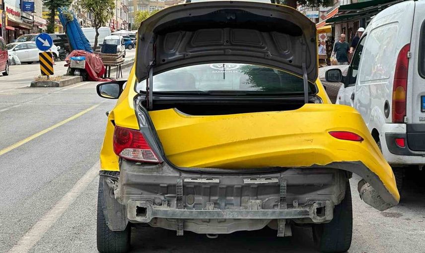 Samsun'da motosiklet ile ticari taksi çarpıştı