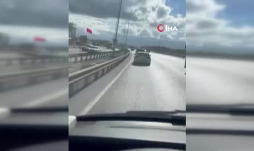 Ambulansa yol vermeyen sürücüye tepki: Dakikalarca yol işgal etti