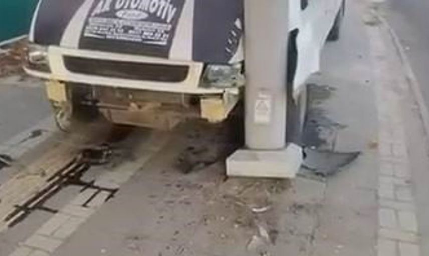 Diyarbakır'da direğe çarpan araçta bir kişi yaralandı