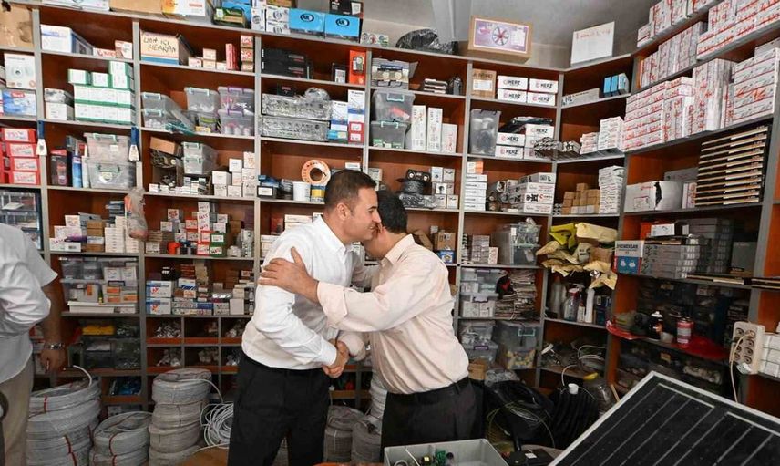 Sındırgı depreminde dayanışma mesajı: Ahmet Akın hemşehrileriyle bir araya geldi
