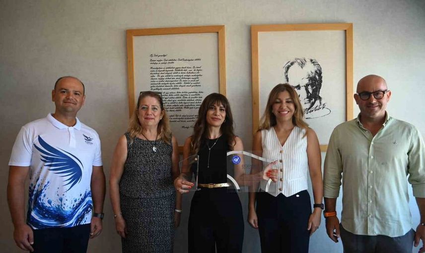 Kuşadası’nda kız öğrencilerin geleceği için yüzme yarışı düzenleniyor