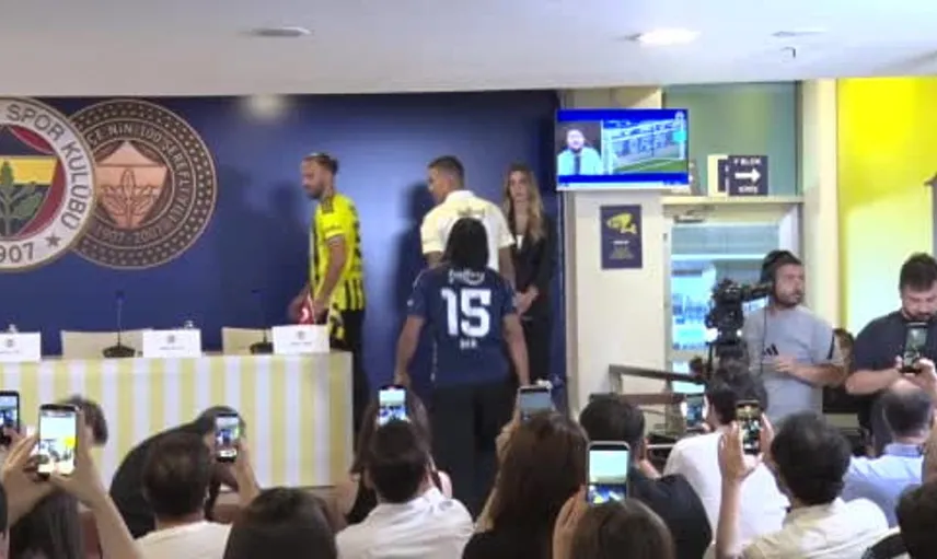 Fenerbahçe yeni transferleri için imza töreni düzenledi