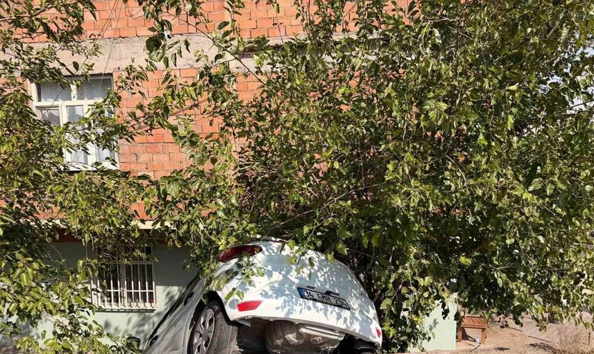 Diyarbakır'da SUV araç istinat duvarından düştü, can kaybı yok