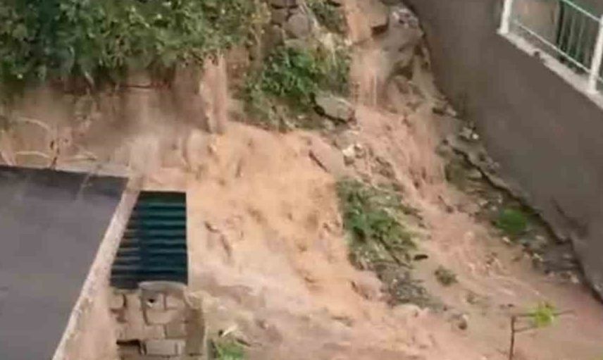 Kocaeli'de sabah saatlerinden itibaren etkili olan sağanak yağmur su baskınlarına neden oldu