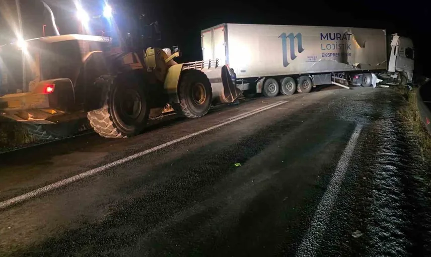 Van-Hakkari yolunda kaza sonrası trafik durma noktasına geldi