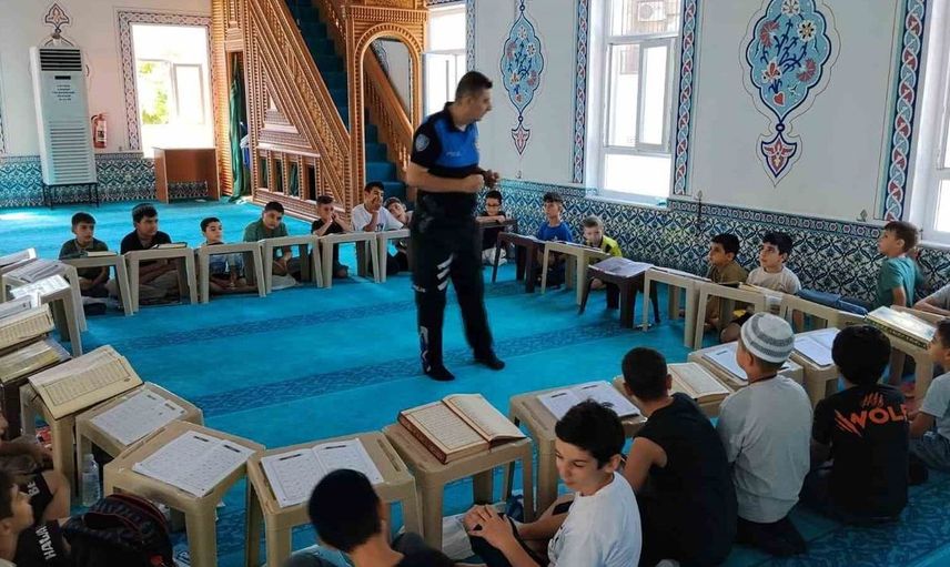 Polisten çocuklara güvenli internet ve trafik kuralları eğitimi