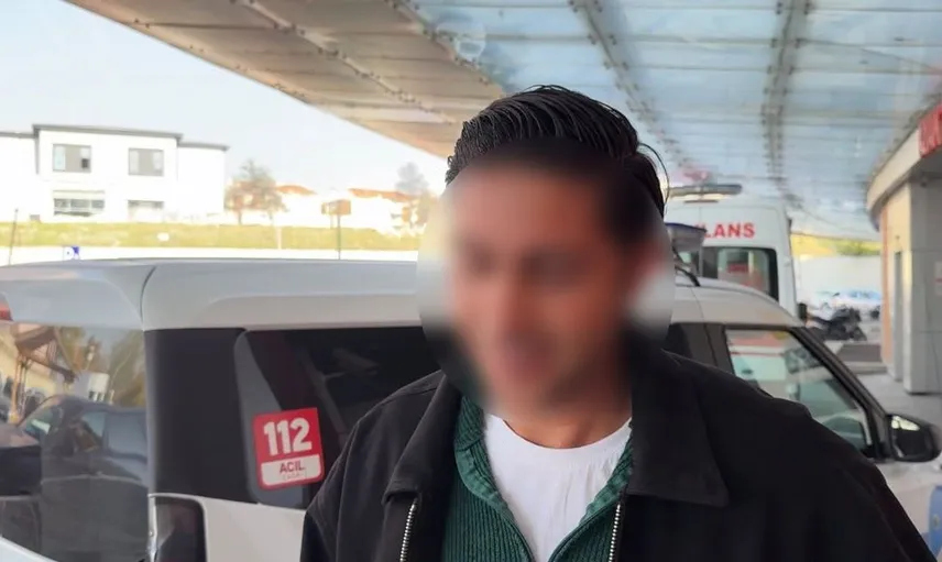 Eskişehir'de basın mensubuna saldıran kişi hastaneye götürülürken gülümseyerek dikkat çekti
