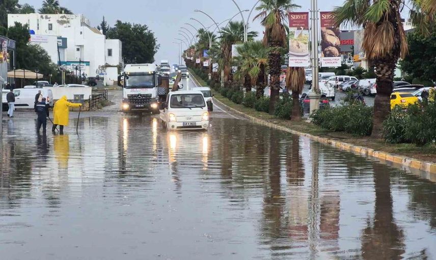 Bodrum'da sağanak yağış nedeniyle trafik felç oldu