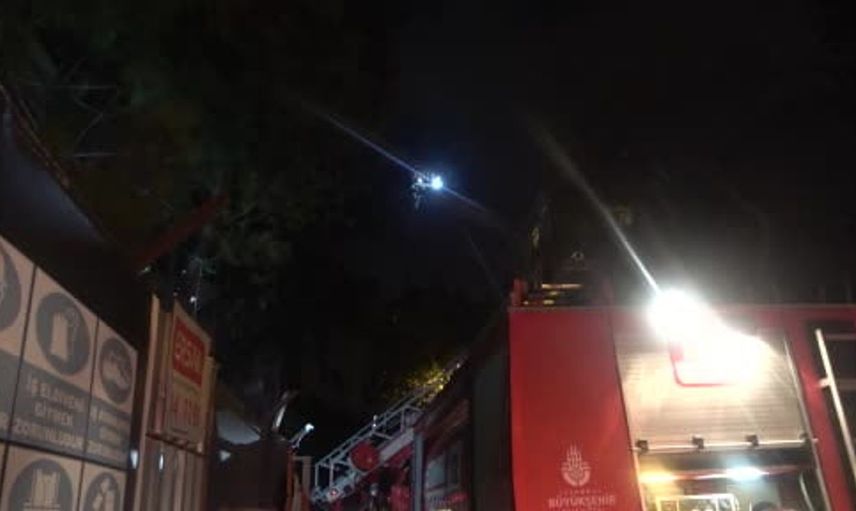 Kadıköy'de gece yarısı üç katlı ahşap köşkte büyük yangın