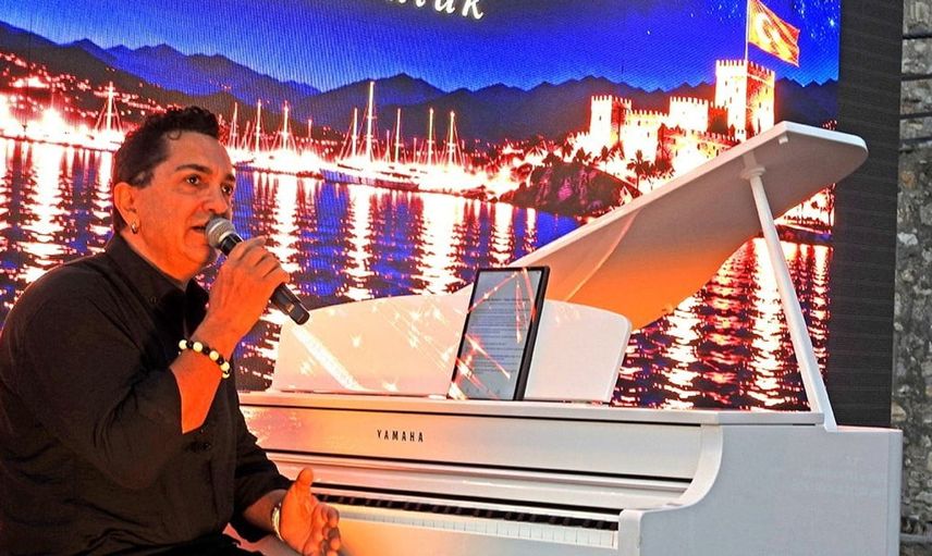 Çeşme Kalesi'nde özgün eserlerini dinleyicilerle buluşturan Mustafa Boran Durgun
