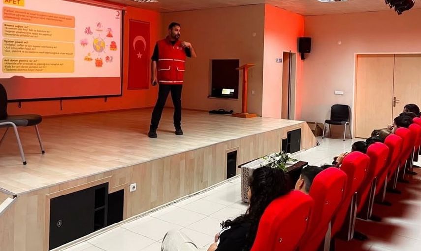 Kızılay'dan yaz kursu öğrencilerine afet bilinci eğitimi