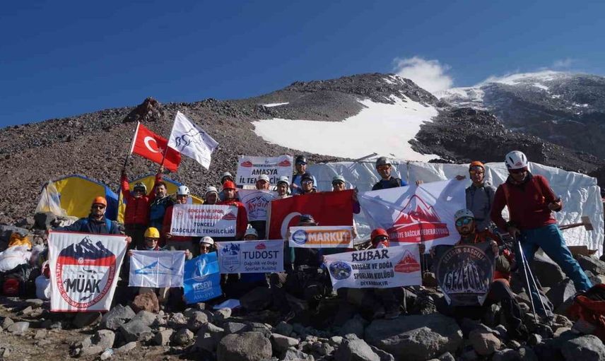 Demirci dağcının Ağrı Dağı zirvesindeki anlamlı anma
