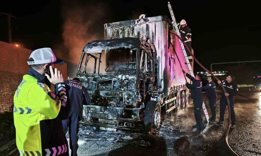 Muğla-Aydın karayolunda yangın paniği: Su yüklü kamyon alevlere teslim oldu