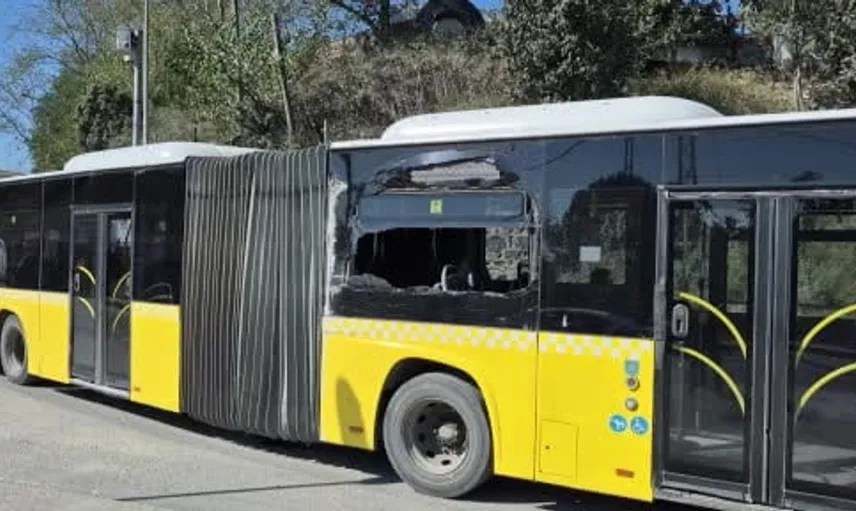 Sultangazi'de İETT otobüsü istinat duvarına çarptı, dört kişi yaralandı