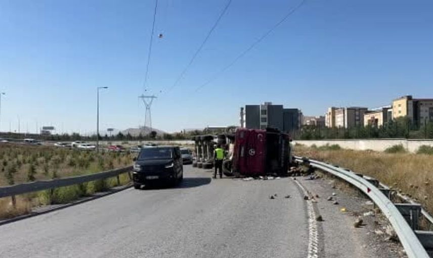 Kayseri'de pancar yüklü tır devrildi: Sürücü hastaneye kaldırıldı