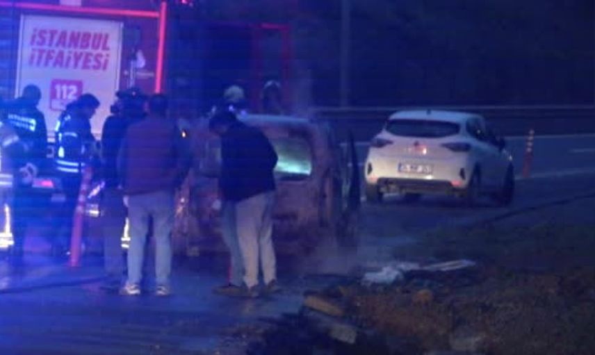 Ataşehir’de seyir halindeki aracın yangını trafiği etkiledi