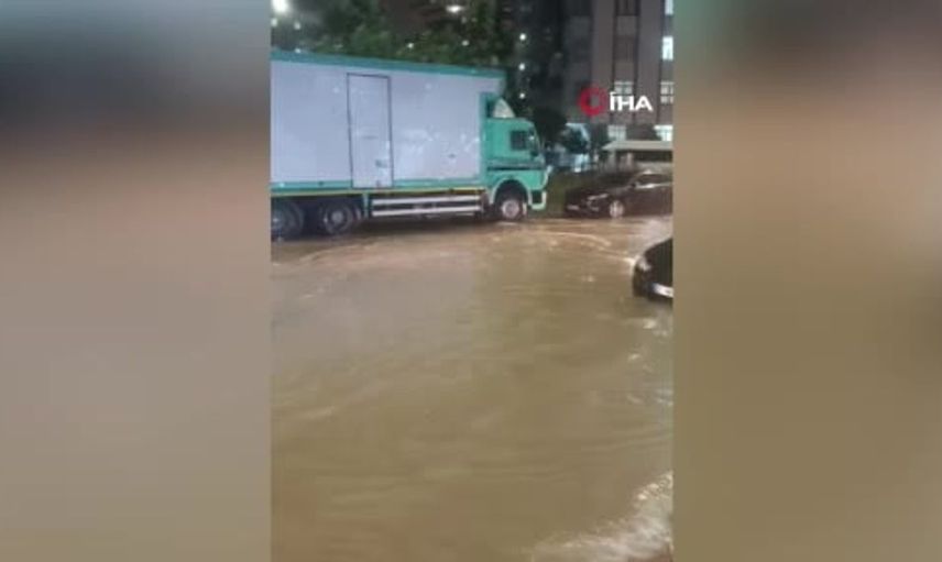 Adana'da sağanak yağış ve fırtına hasara yol açtı