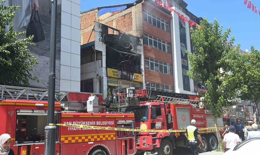 Van’da iş yerinde yangın: 2 kişi mahsur kaldı