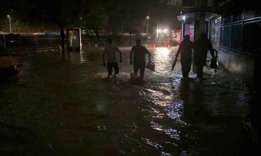 Ayazağa'da sağanak sonrası su baskınları ve karanlık gece