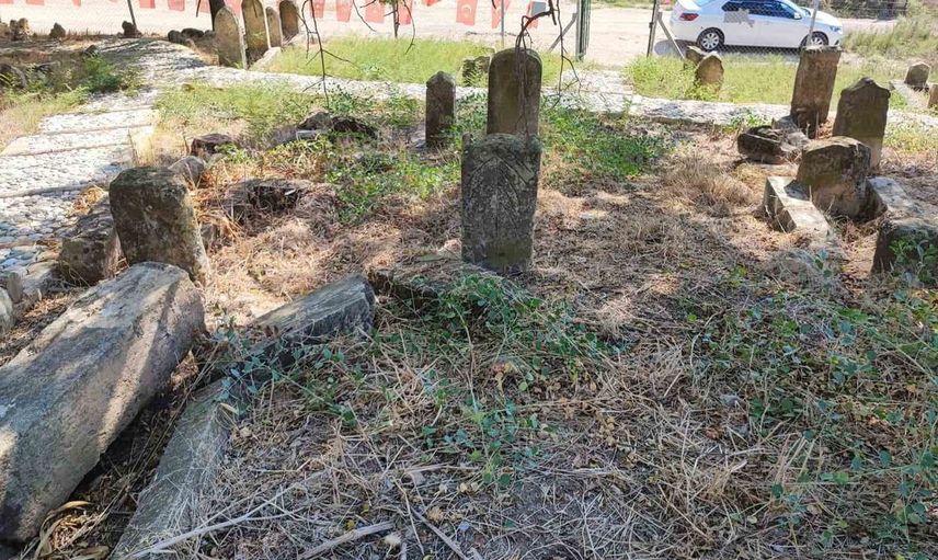 Adana'daki tarihi mezarlıkta ok işareti bulunan mezar taşı çalındı