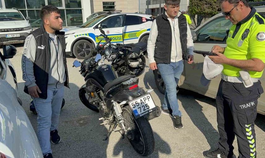 Atakum'da motosiklet ve otomobil çarpıştı: 1 kişi hastaneye kaldırıldı