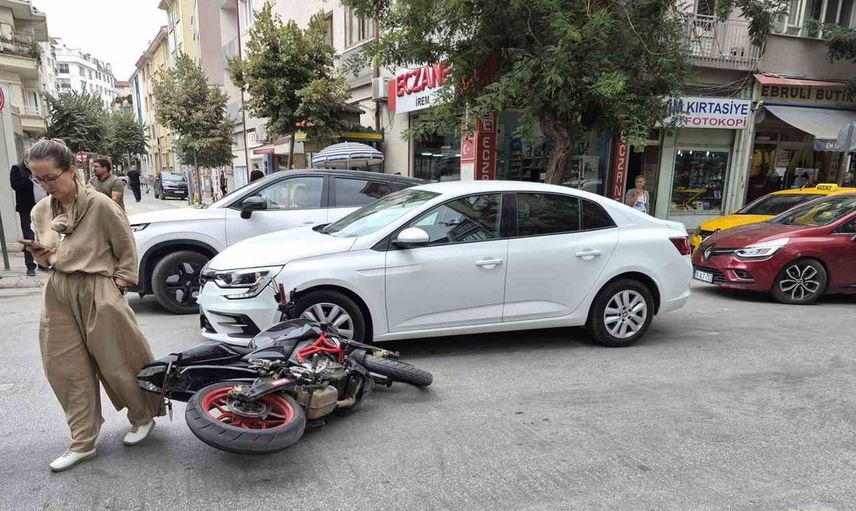 Eskişehir'de otomobil ve motosiklet çarpıştı: Maddi hasar oluştu