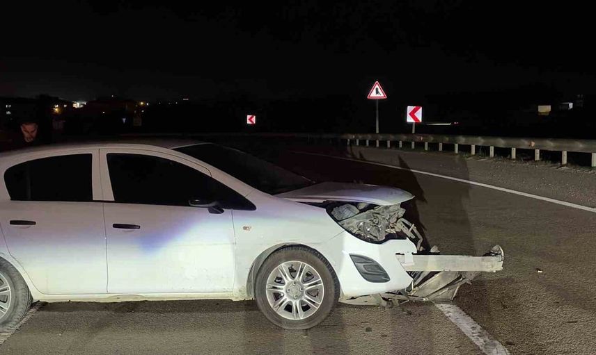 Düzce'de direksiyon hakimiyeti kaybı: Bariyerlere çarpan otomobilde 1 yaralı