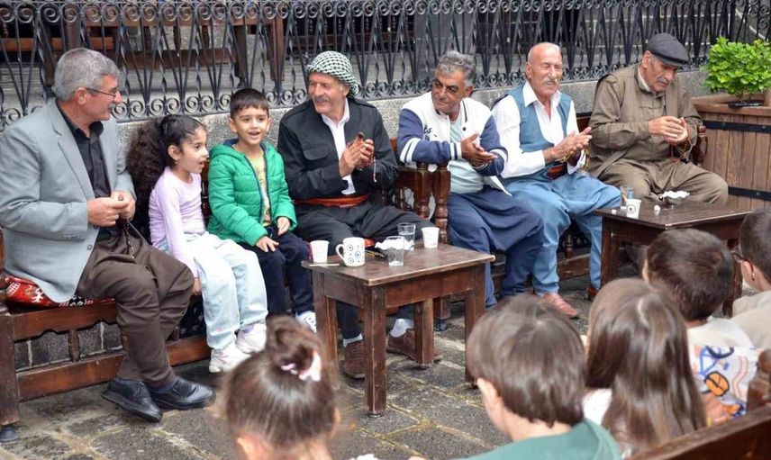 Diyarbakır'da çocuklar kültürel mirası keşfetti: Dengbajlarla buluşma ve tiyatro etkinlikleri