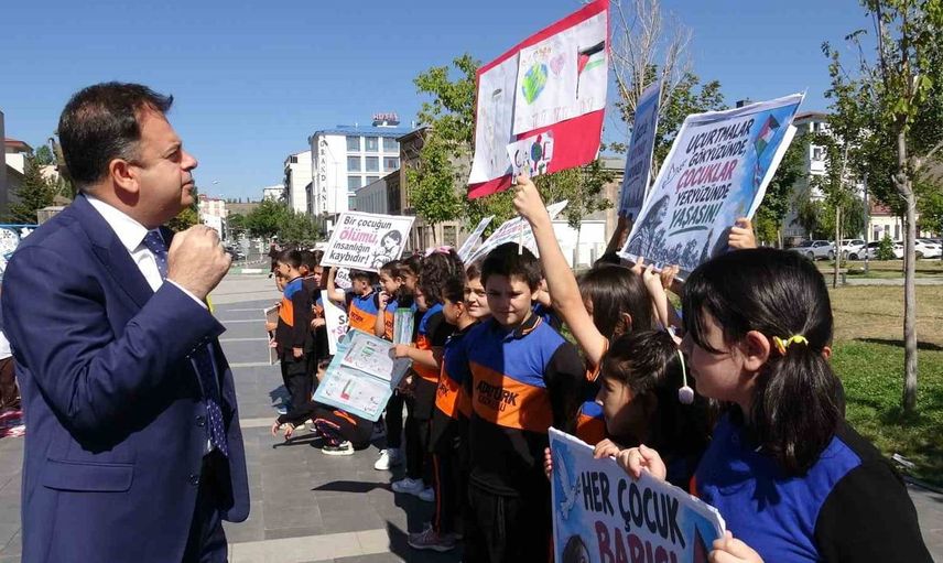 Kars'ta çocuklar uçurtmalarla Gazze için mesaj gönderdi
