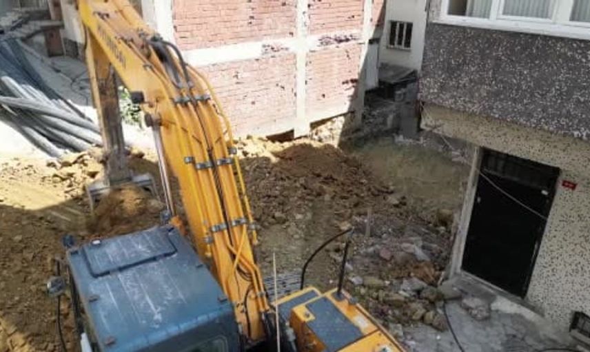 Sultangazi'de temel kazısı sonrası dört bina tahliye edildi